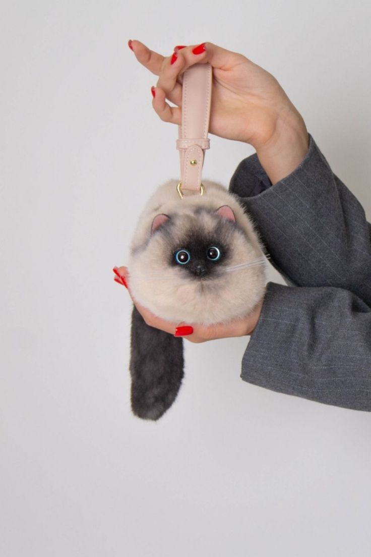 حقيبة على شكل قطة بفرو فاخر وعيون جذابة