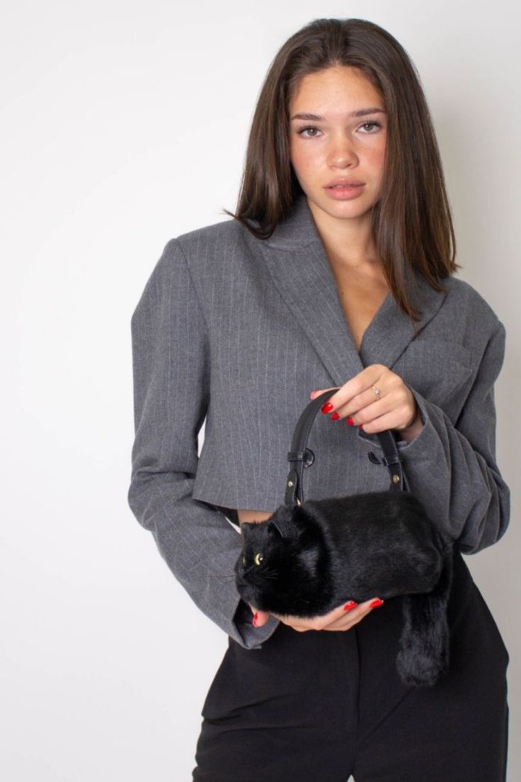 حقيبة على شكل قطة بفرو فاخر وعيون جذابة