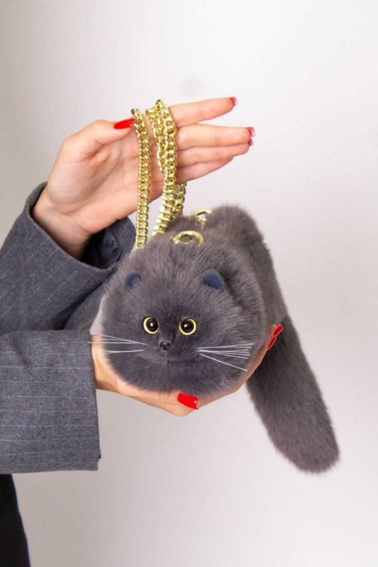 حقيبة على شكل قطة بفرو فاخر وعيون جذابة