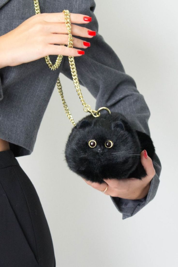 حقيبة على شكل قطة بفرو فاخر وعيون جذابة