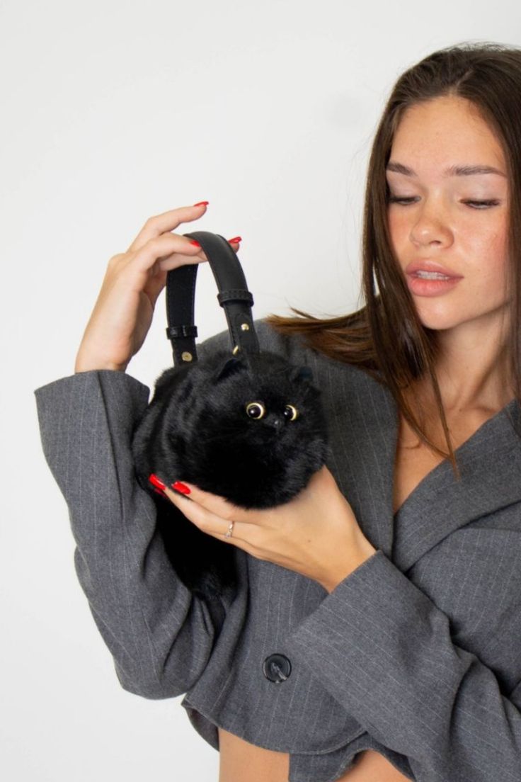 حقيبة على شكل قطة بفرو فاخر وعيون جذابة