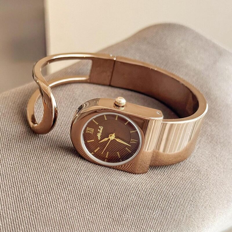 تجلّي الأناقة: ساعة "ڤوج" الكلاسيكية